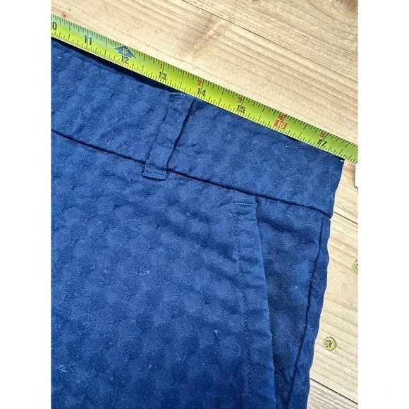 Crown & Ivy Womens Shelby Shorts Size 10 Blue Textured Scalloped Hem Casual - Picture 5 of 6